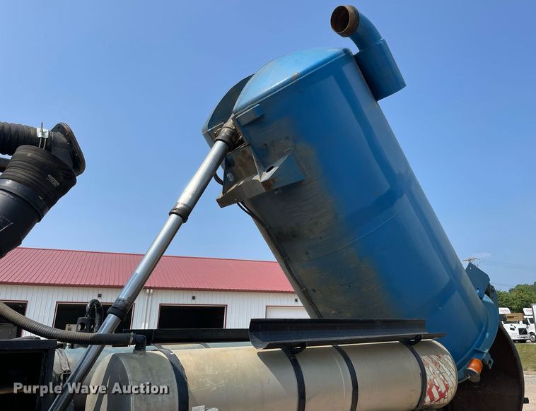 image for item DL3798 1995 Ford LNT8000  vacuum truck