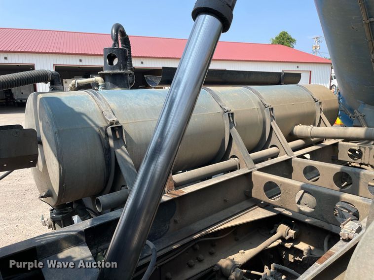 image for item DL3798 1995 Ford LNT8000  vacuum truck