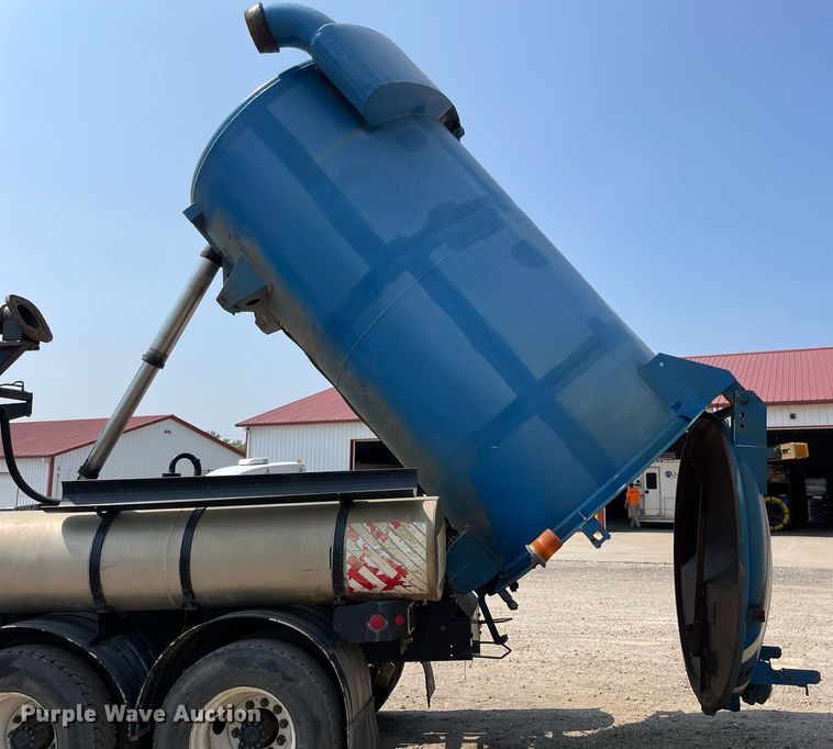 image for item DL3798 1995 Ford LNT8000  vacuum truck