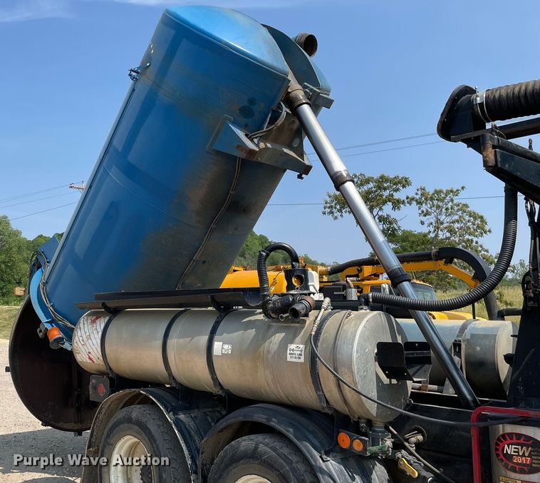 image for item DL3798 1995 Ford LNT8000  vacuum truck