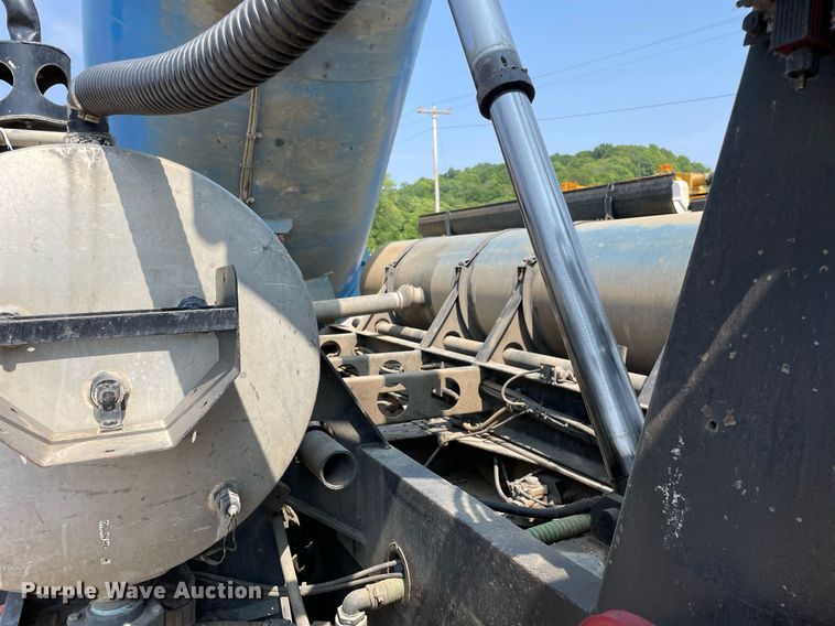 image for item DL3798 1995 Ford LNT8000  vacuum truck