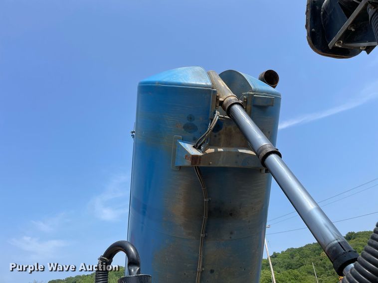 image for item DL3798 1995 Ford LNT8000  vacuum truck