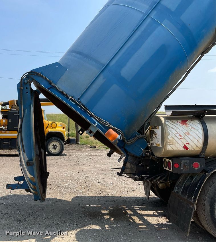 image for item DL3798 1995 Ford LNT8000  vacuum truck