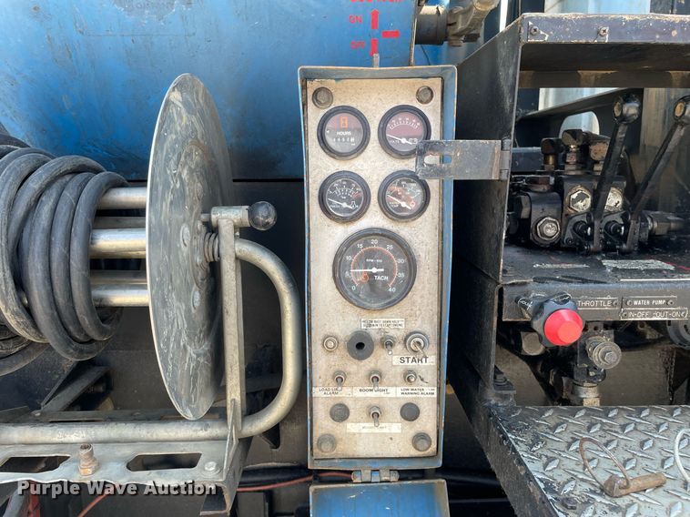 image for item DL3798 1995 Ford LNT8000  vacuum truck