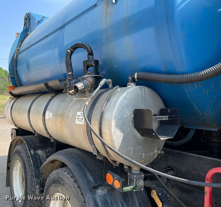 image for item DL3798 1995 Ford LNT8000  vacuum truck