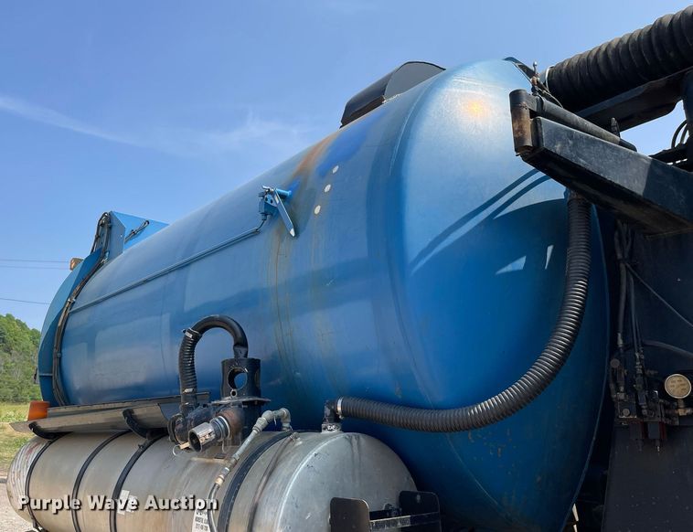 image for item DL3798 1995 Ford LNT8000  vacuum truck