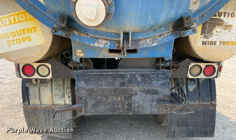 image for item DL3798 1995 Ford LNT8000  vacuum truck