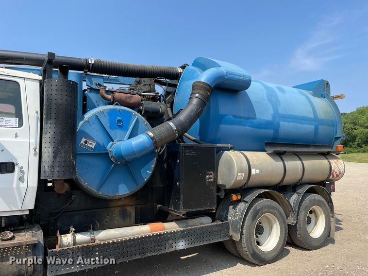 image for item DL3798 1995 Ford LNT8000  vacuum truck