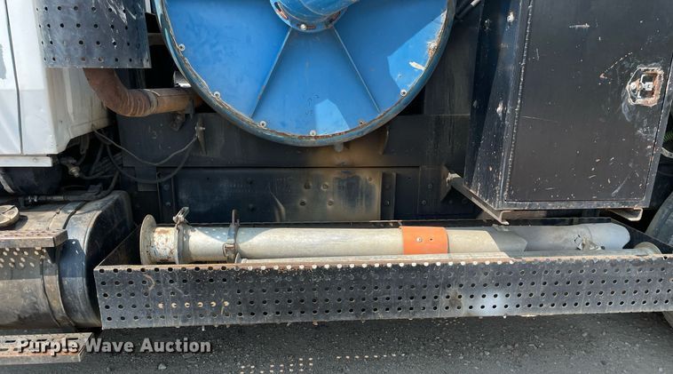 image for item DL3798 1995 Ford LNT8000  vacuum truck