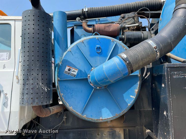 image for item DL3798 1995 Ford LNT8000  vacuum truck