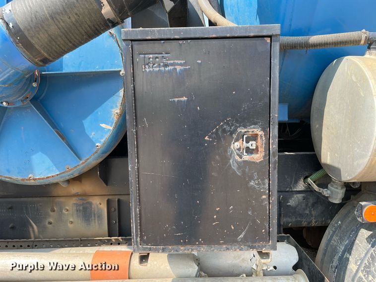 image for item DL3798 1995 Ford LNT8000  vacuum truck