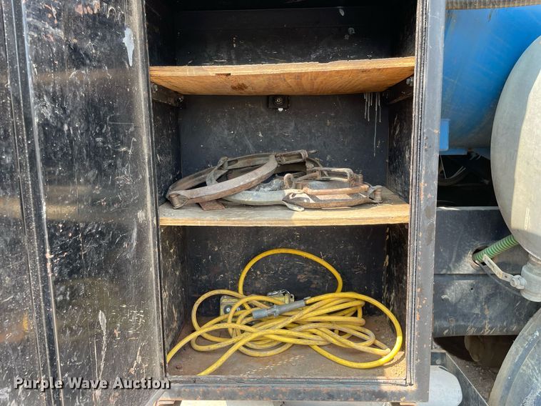 image for item DL3798 1995 Ford LNT8000  vacuum truck