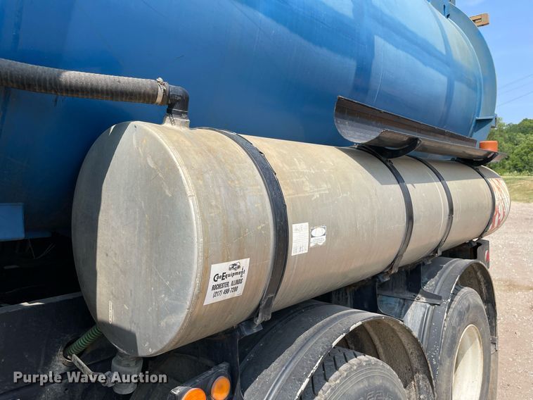 image for item DL3798 1995 Ford LNT8000  vacuum truck