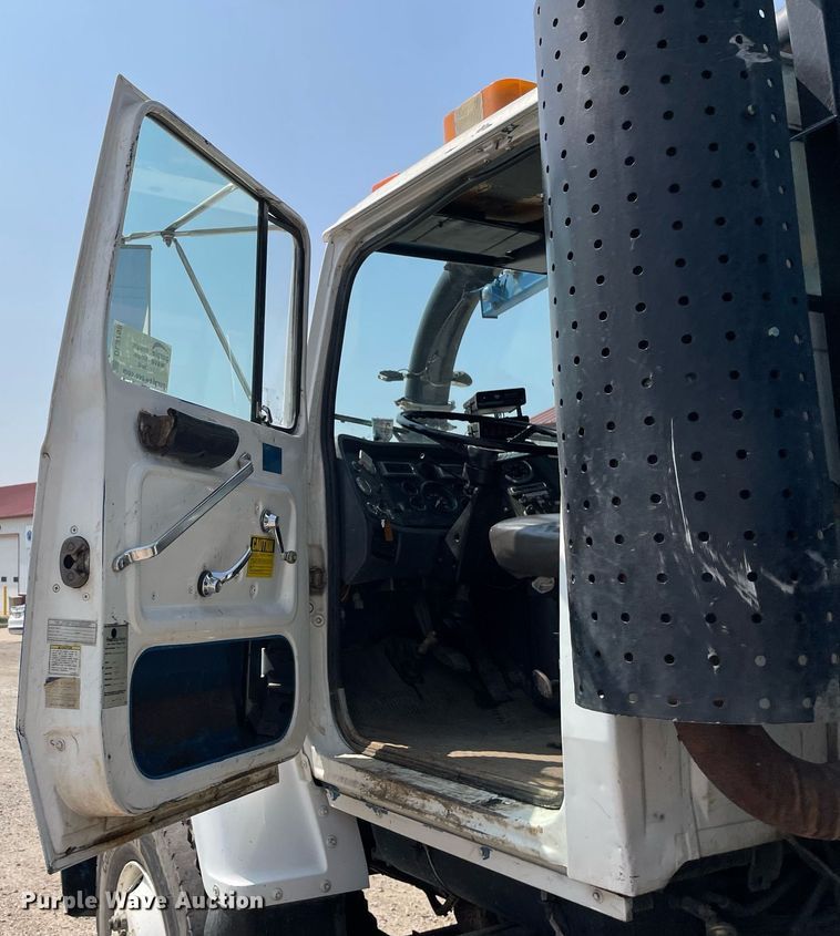 image for item DL3798 1995 Ford LNT8000  vacuum truck