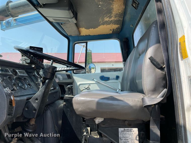 image for item DL3798 1995 Ford LNT8000  vacuum truck