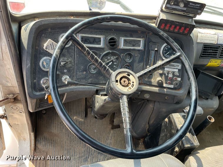 image for item DL3798 1995 Ford LNT8000  vacuum truck