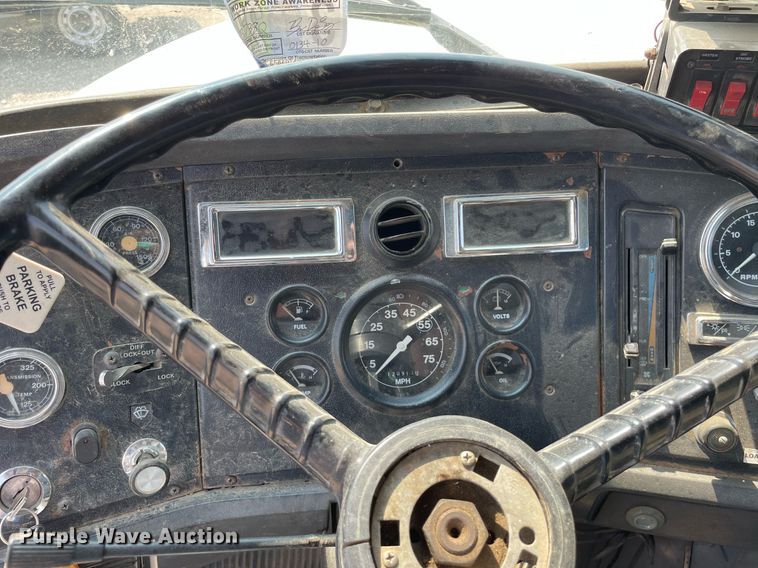 image for item DL3798 1995 Ford LNT8000  vacuum truck