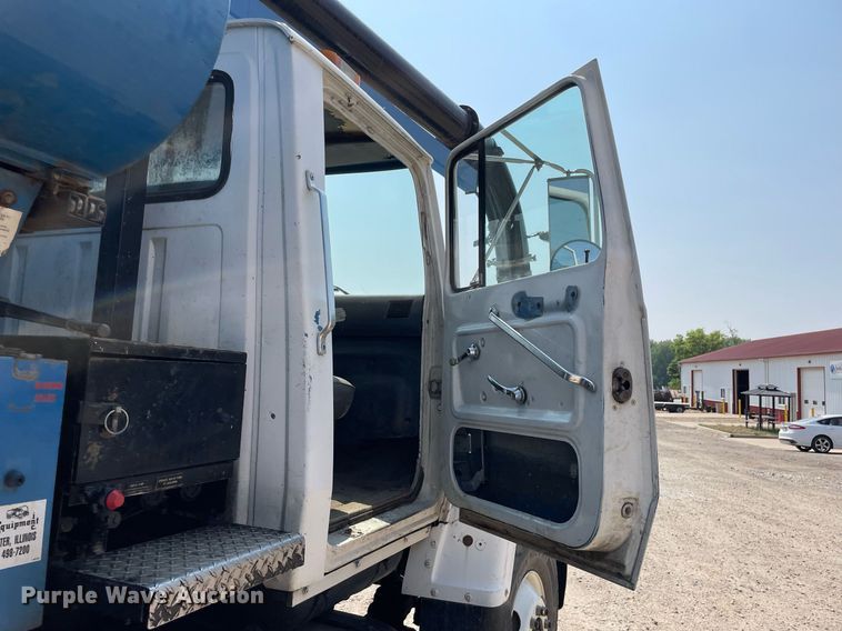 image for item DL3798 1995 Ford LNT8000  vacuum truck