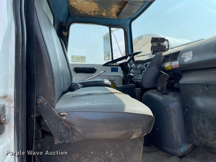 image for item DL3798 1995 Ford LNT8000  vacuum truck