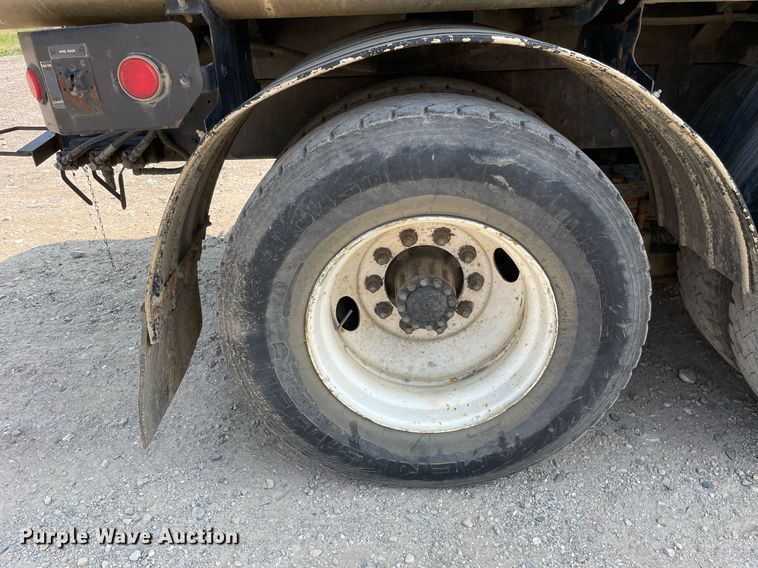 image for item DL3798 1995 Ford LNT8000  vacuum truck