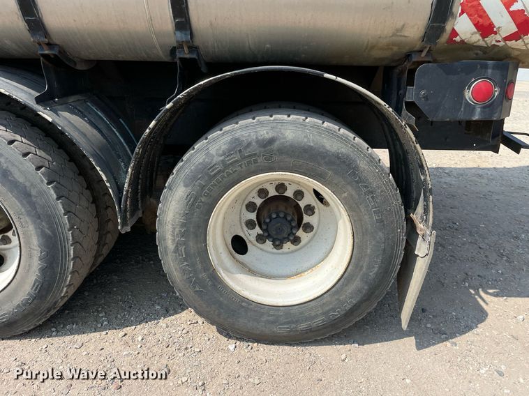 image for item DL3798 1995 Ford LNT8000  vacuum truck