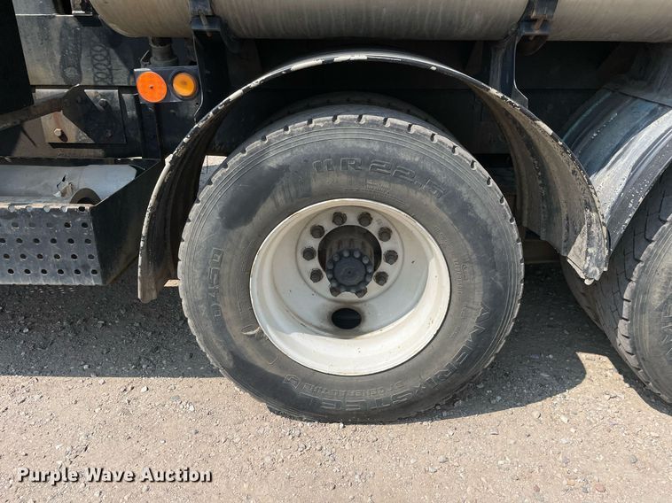 image for item DL3798 1995 Ford LNT8000  vacuum truck