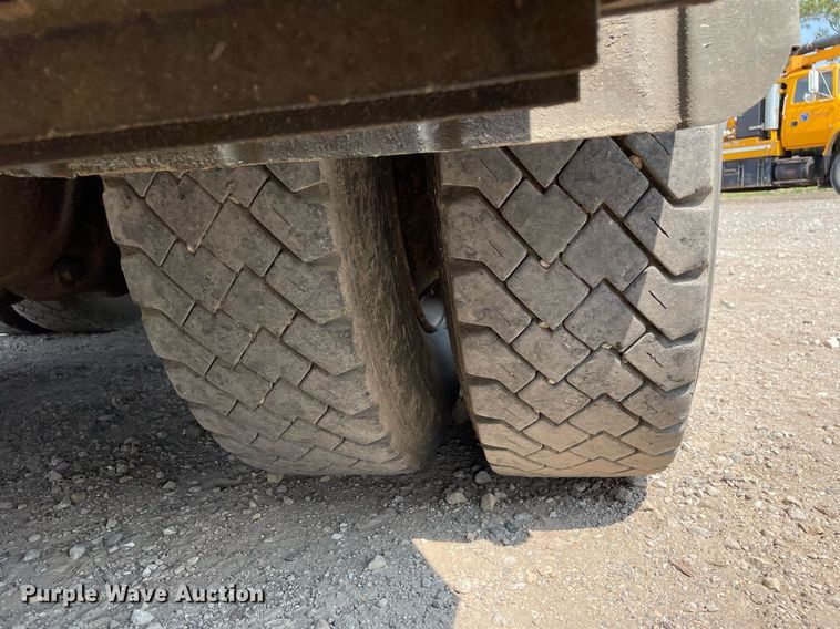 image for item DL3798 1995 Ford LNT8000  vacuum truck