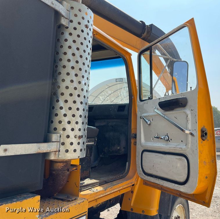 image for item DL3799 1994 Ford LN8000  vacuum truck