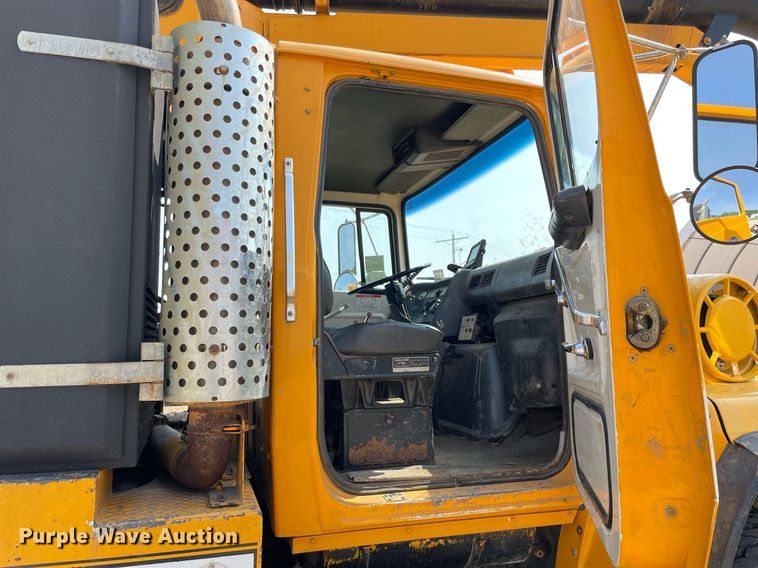 image for item DL3799 1994 Ford LN8000  vacuum truck