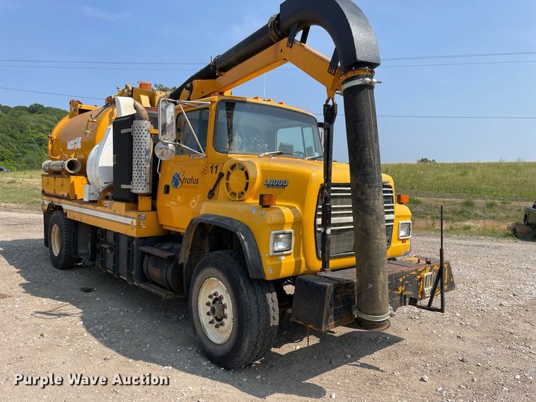 image for item DL3799 1994 Ford LN8000  vacuum truck