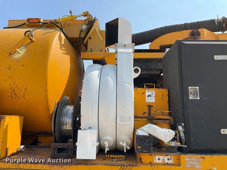 image for item DL3799 1994 Ford LN8000  vacuum truck