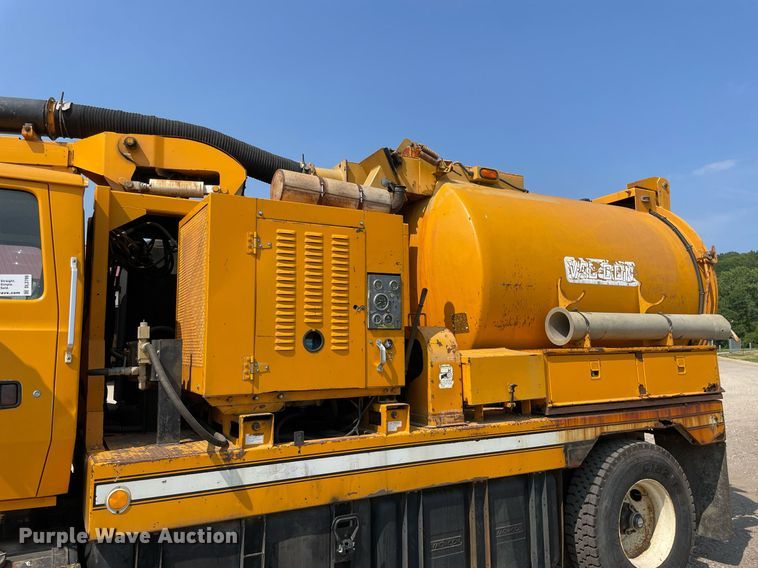 image for item DL3799 1994 Ford LN8000  vacuum truck