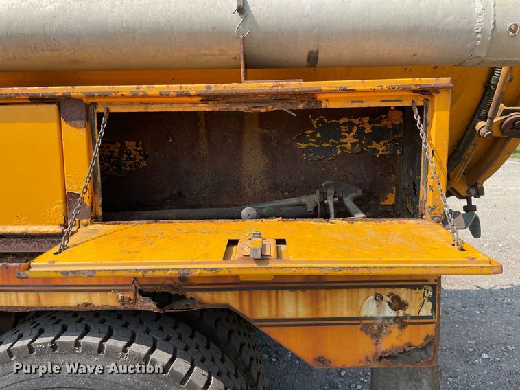 image for item DL3799 1994 Ford LN8000  vacuum truck