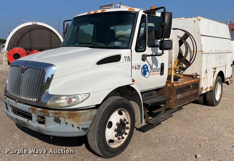 image for item DL3801 2004 International 4200  utility / service truck