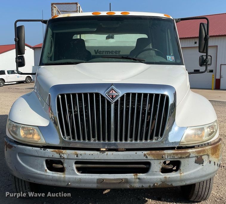 image for item DL3801 2004 International 4200  utility / service truck