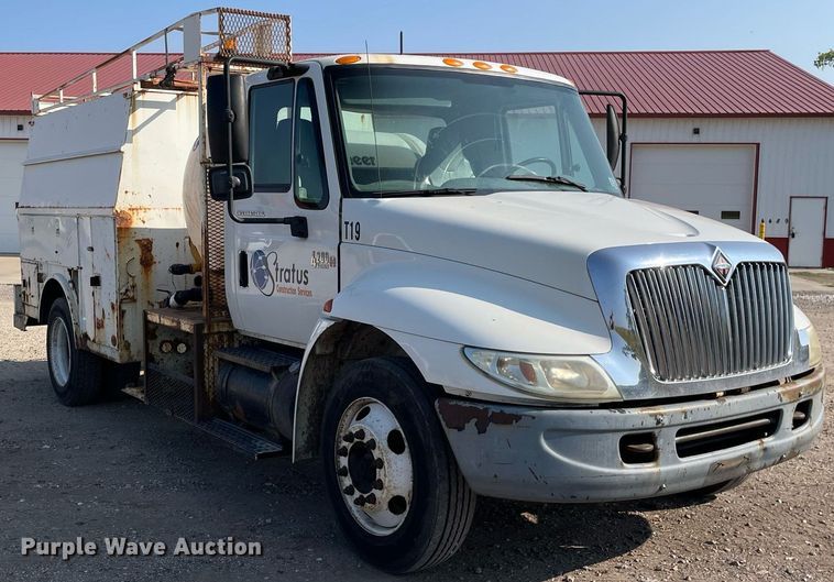 image for item DL3801 2004 International 4200  utility / service truck