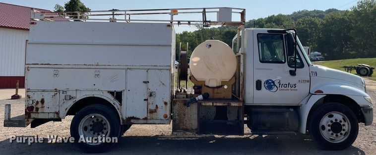 image for item DL3801 2004 International 4200  utility / service truck