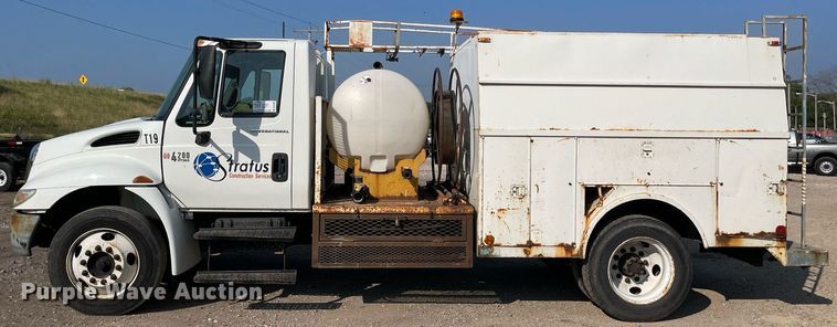 image for item DL3801 2004 International 4200  utility / service truck