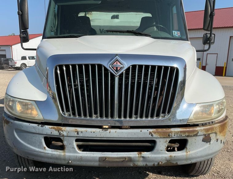 image for item DL3801 2004 International 4200  utility / service truck