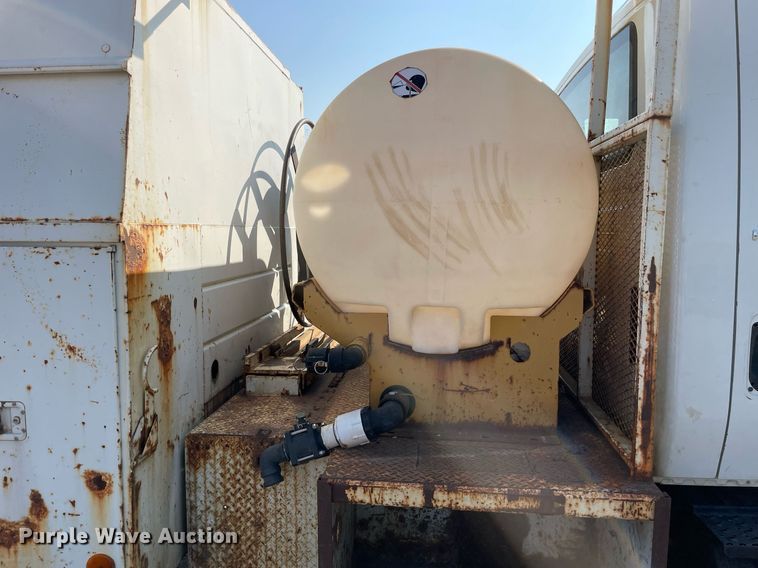 image for item DL3801 2004 International 4200  utility / service truck