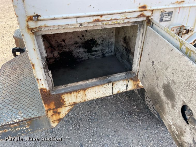 image for item DL3801 2004 International 4200  utility / service truck