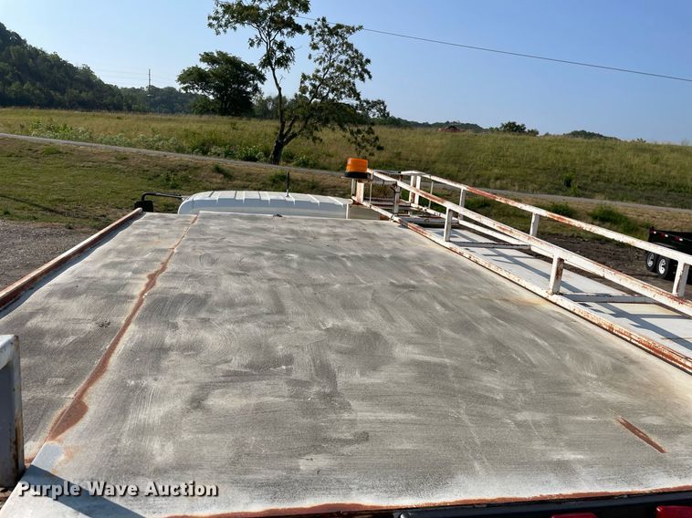 image for item DL3801 2004 International 4200  utility / service truck