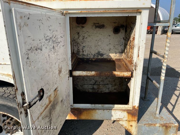 image for item DL3801 2004 International 4200  utility / service truck