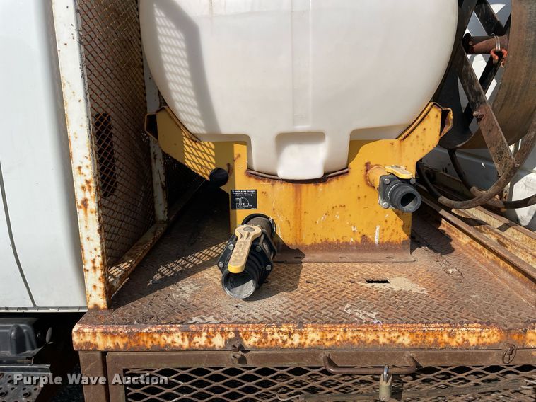 image for item DL3801 2004 International 4200  utility / service truck