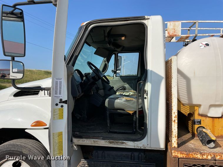 image for item DL3801 2004 International 4200  utility / service truck