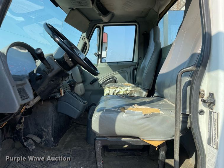 image for item DL3801 2004 International 4200  utility / service truck