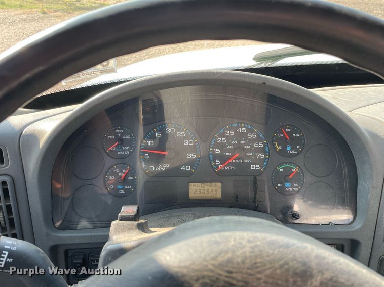 image for item DL3801 2004 International 4200  utility / service truck