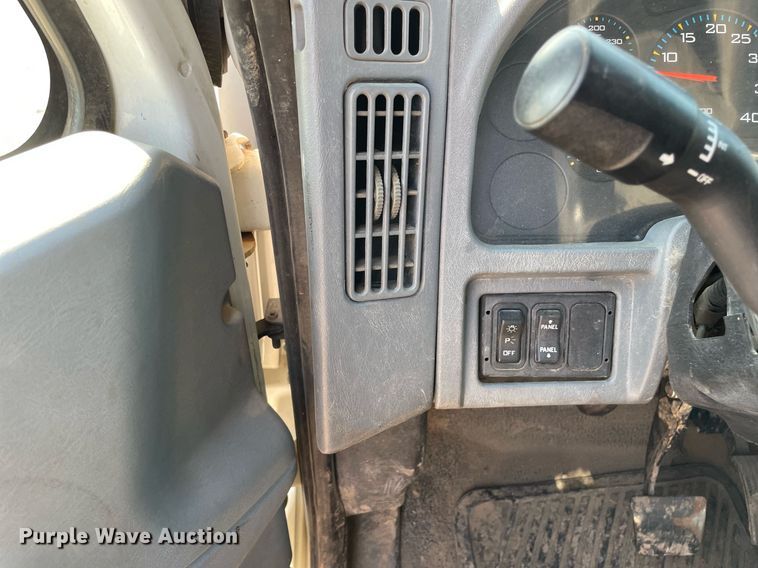 image for item DL3801 2004 International 4200  utility / service truck