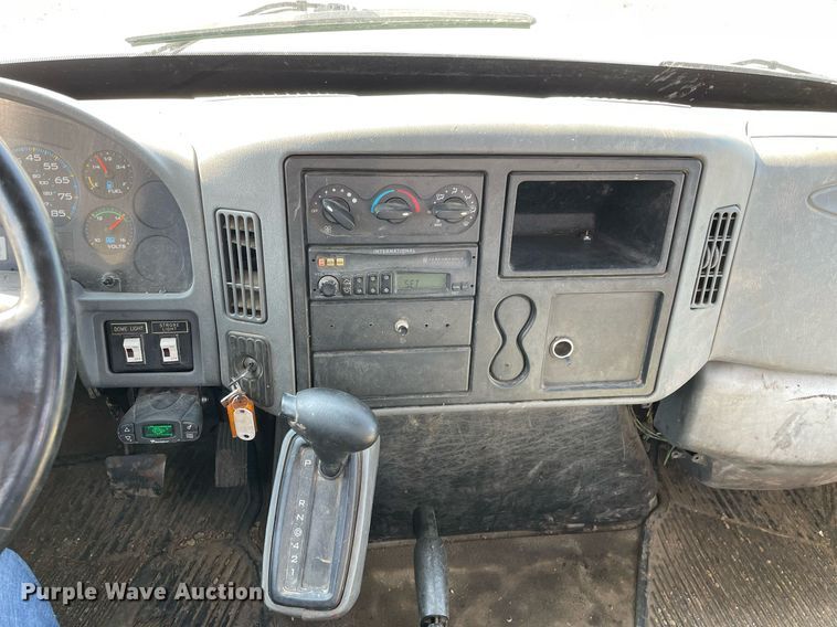 image for item DL3801 2004 International 4200  utility / service truck