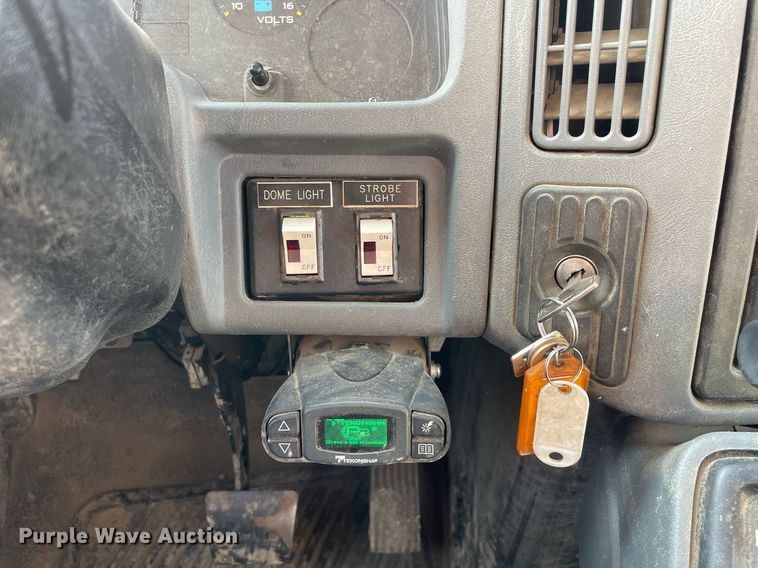 image for item DL3801 2004 International 4200  utility / service truck